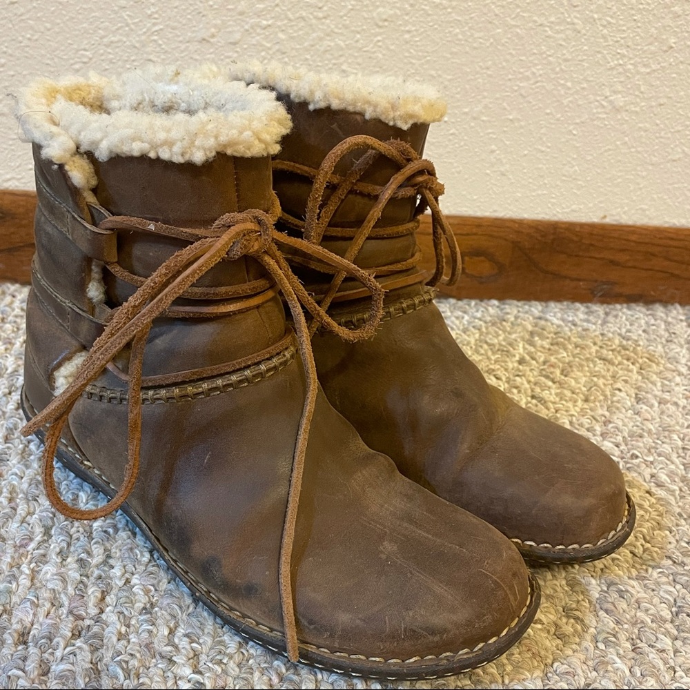Ugg Rianne leather tie ankle boots shearling lined